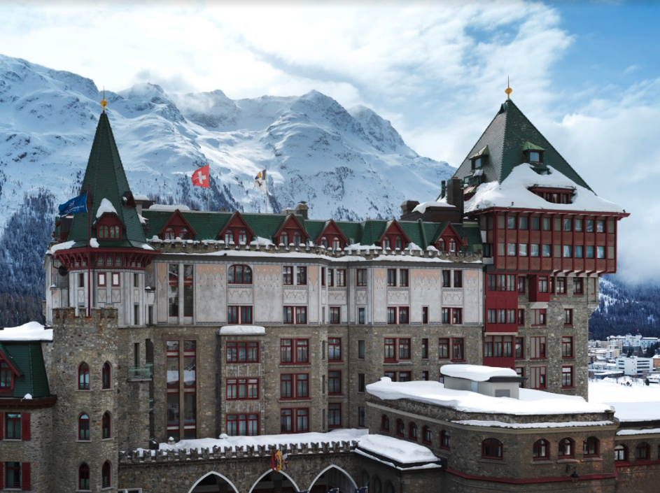 Badrutt’s Palace Hotel | Foto da frente do hotel com as montanhas cobertas de neve ao fundo