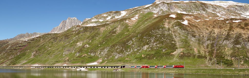 Glacier Express | Vista do famoso trem de luxo Glacier Express durante seu trajeto