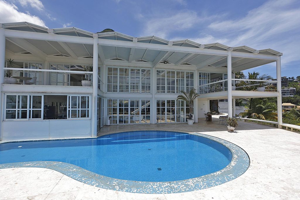 Reveillon à beira mar, Praia Joá. Casa de alto padrão branca com piscina no Rio de Janeiro 