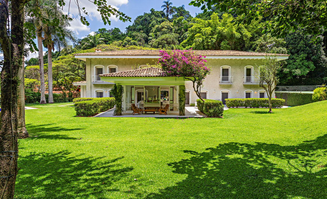 Casa ampla em rua fechada com segurança, piscina e quadra de tênis no Morumbi