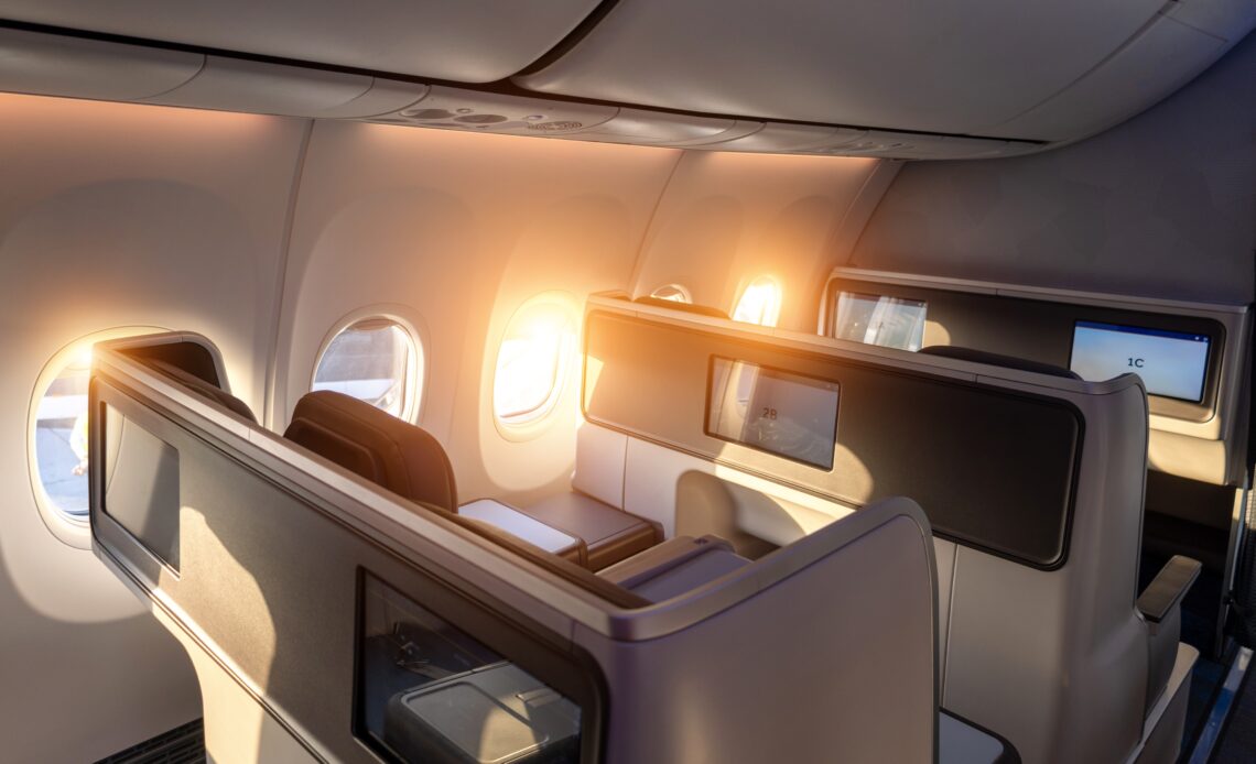 Interior de suíte de primeira classe em aeronave com design premium e iluminação personalizada
