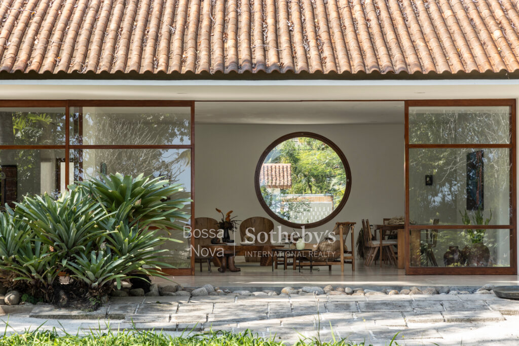 Casa projetada por Oscar Niemeyer e com paisagisgo de Roberto Burle Marx